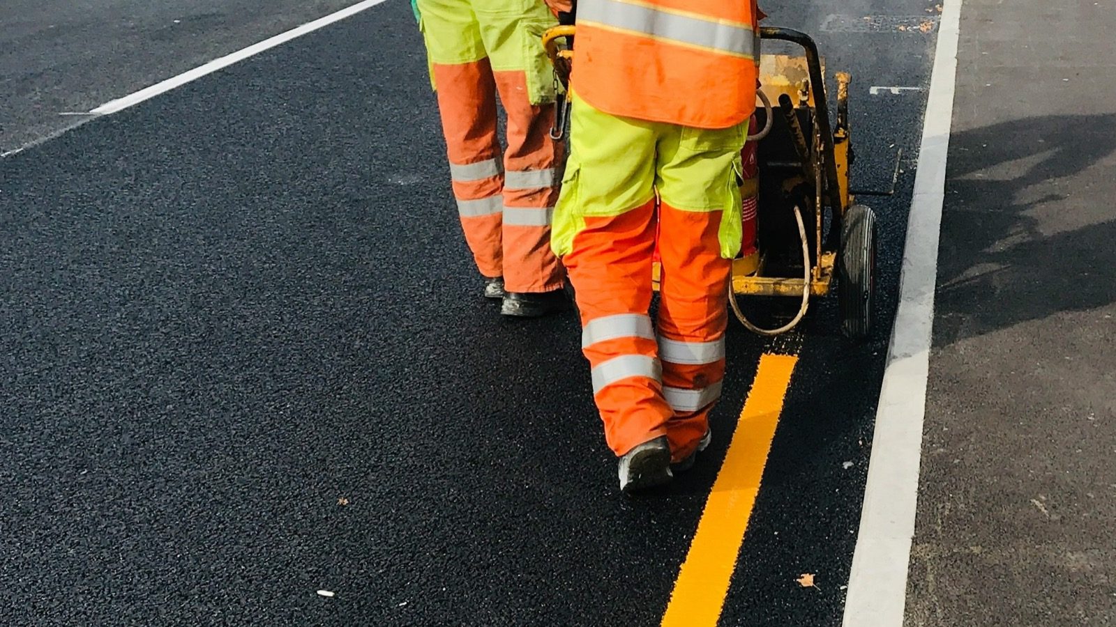 Application de marquage routier sur une chaussée