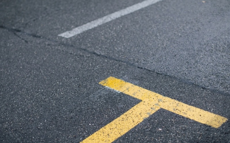 Machine de traçage appliquant une ligne blanche sur une route
